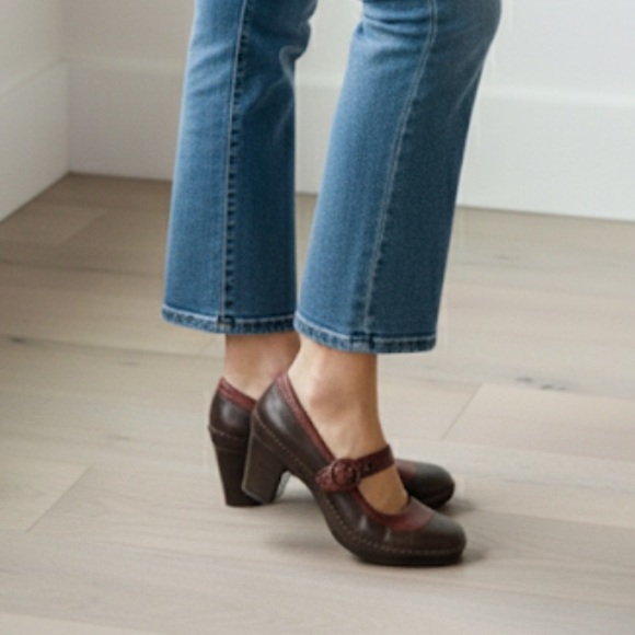 Indigo by Clarks Mary Janes Heels Size 9 Buckle Strap Cranberry Red Leather - Picture 1 of 11